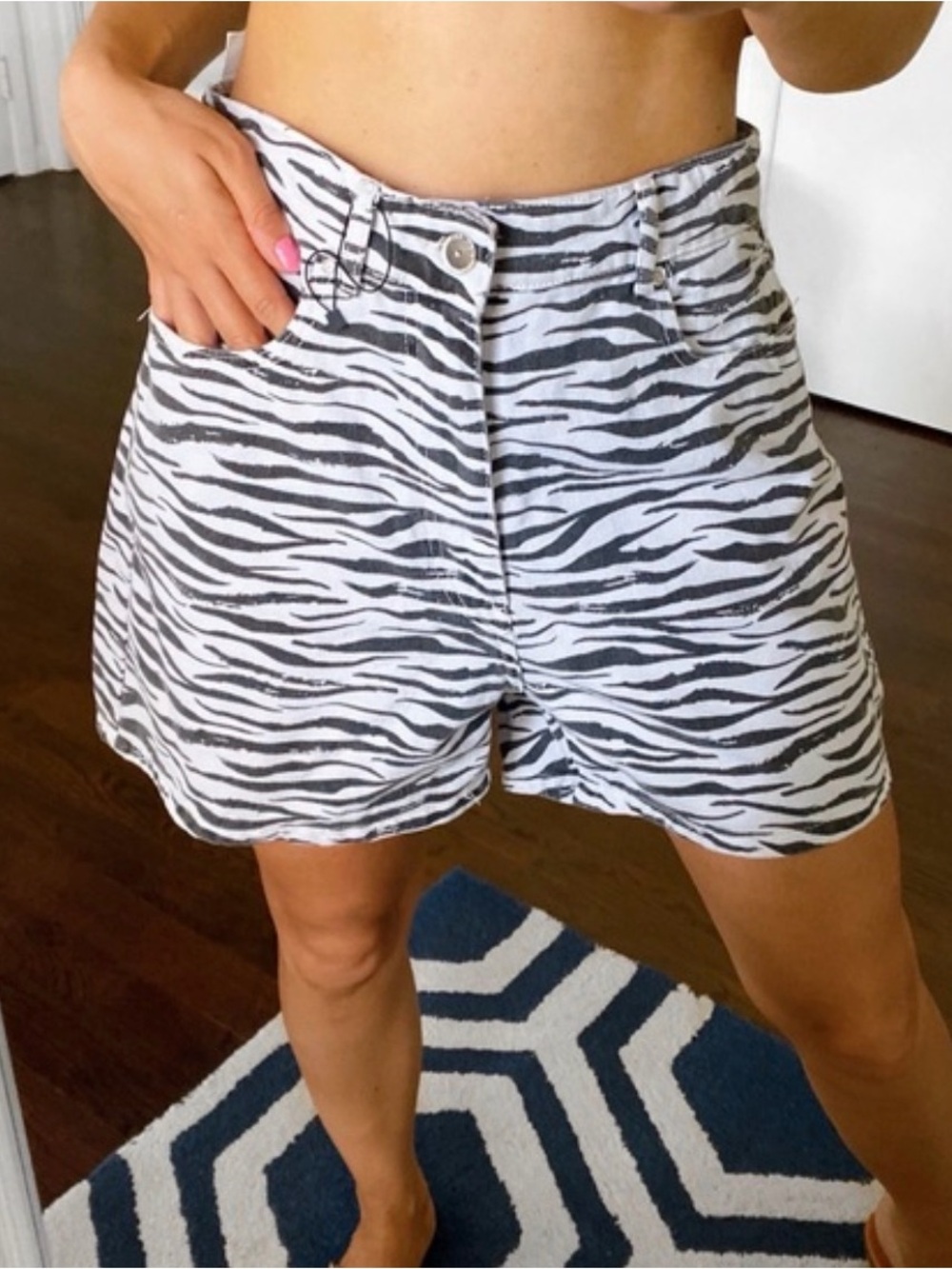 Zara Mom Fit Printed Zebra Denim Shorts, size US 6 / EU 38